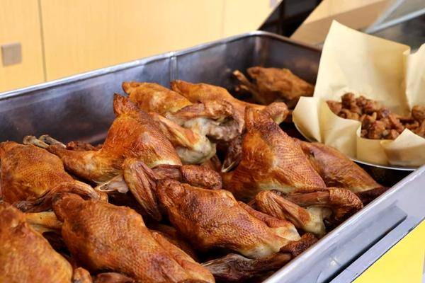 ——平度古岘腊杆子烤鸡飘香齐鲁开元棋牌千年烽火味 五代匠人心(图1) ——平度古岘腊杆子烤鸡飘香齐鲁开元棋牌千年烽火味 五代匠人心(图1)