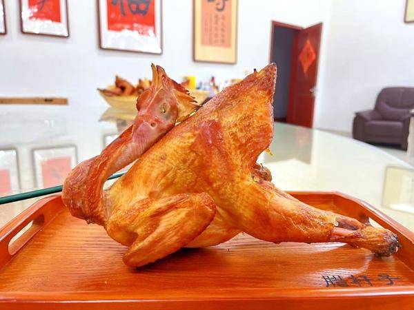 ——平度古岘腊杆子烤鸡飘香齐鲁开元棋牌千年烽火味 五代匠人心(图2) ——平度古岘腊杆子烤鸡飘香齐鲁开元棋牌千年烽火味 五代匠人心(图2)